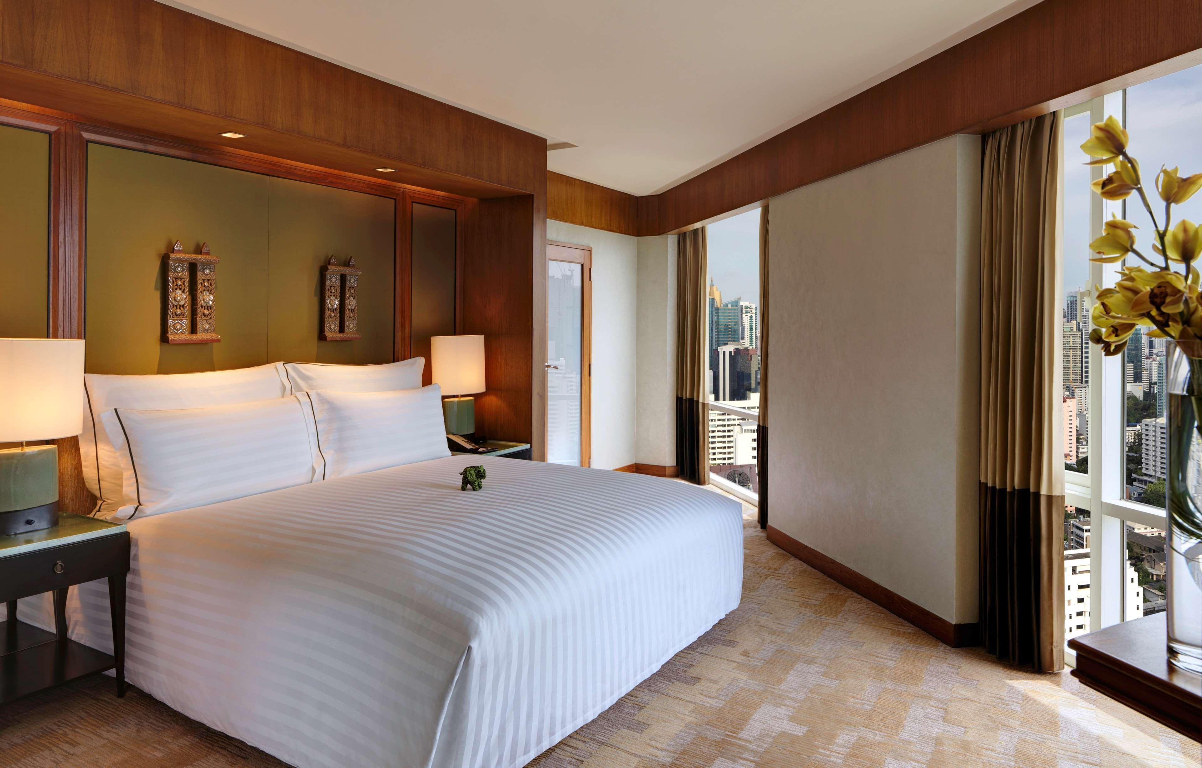 Hotel Conrad Bangkok Exterior foto A bedroom at the hotel